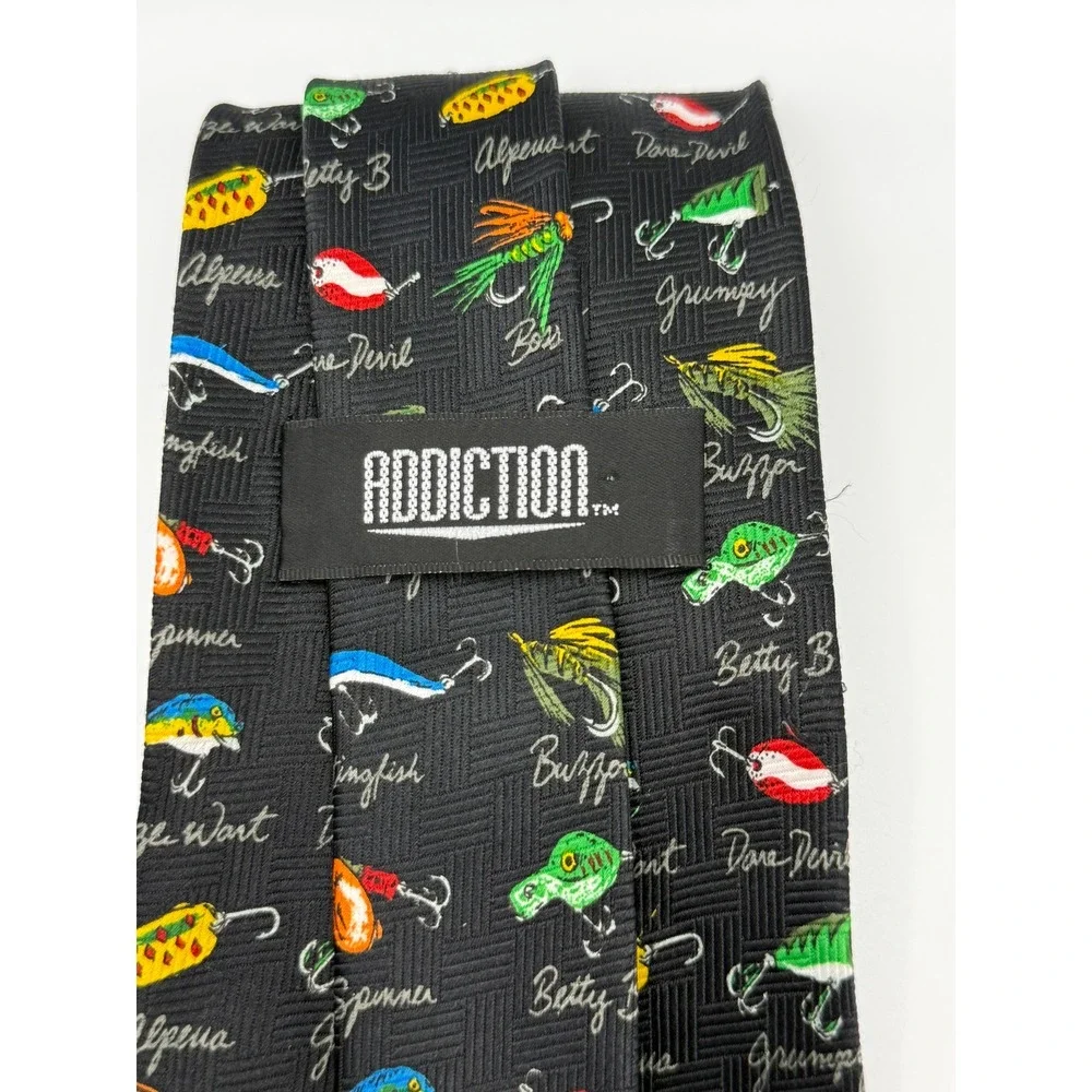 Addiction necktie features